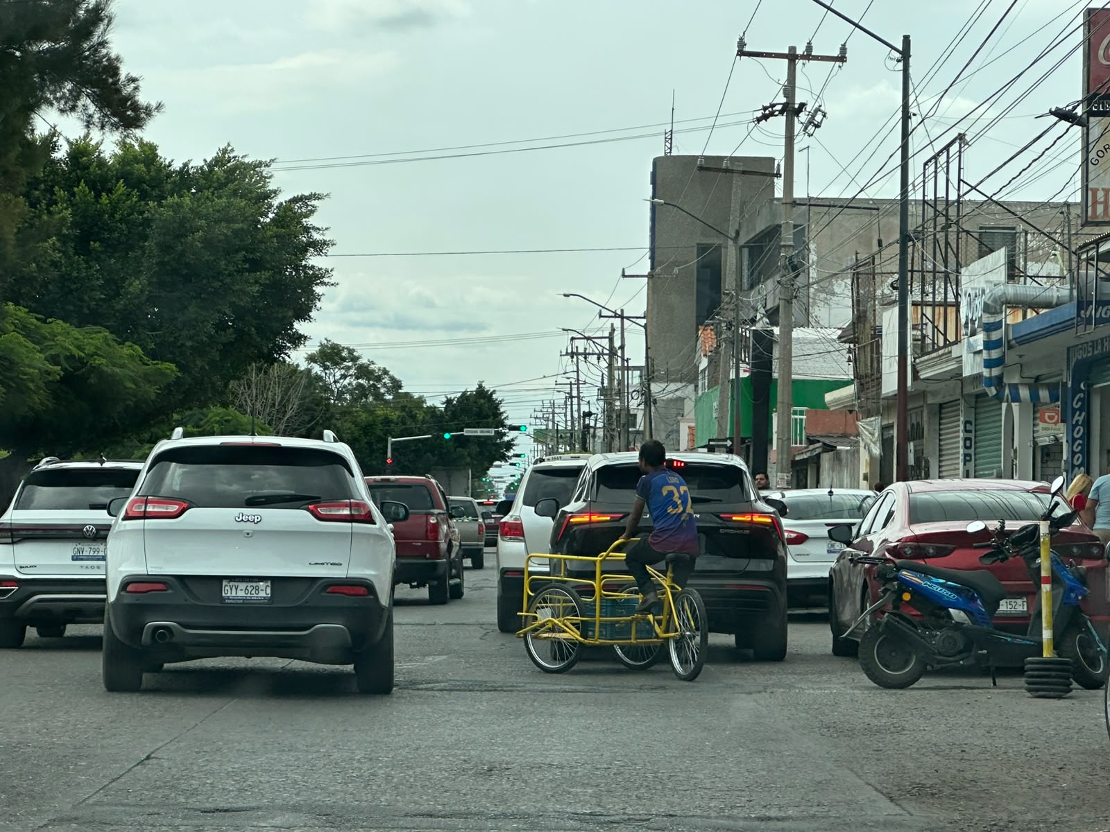 Doble fila en Faja de Oro preocupa a automovilistas y advierten riesgo de accidentes