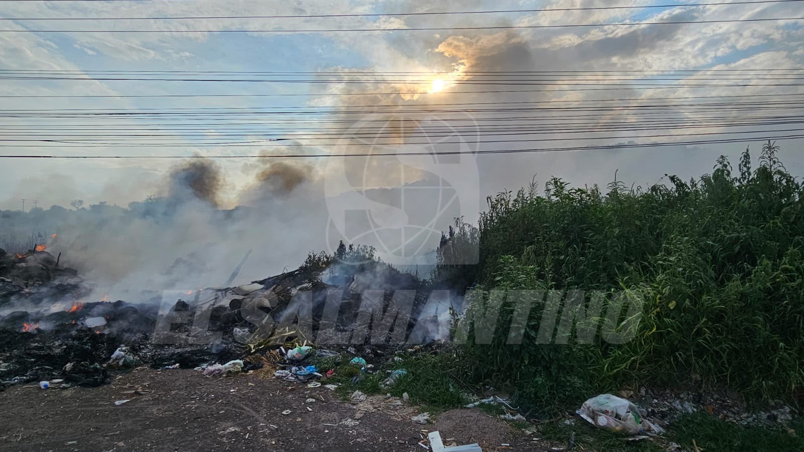 Vecinos de La Tinaja, #Salamanca, aseguran estar hartos del tiradero clandestino y quema de basura a pie de carretera