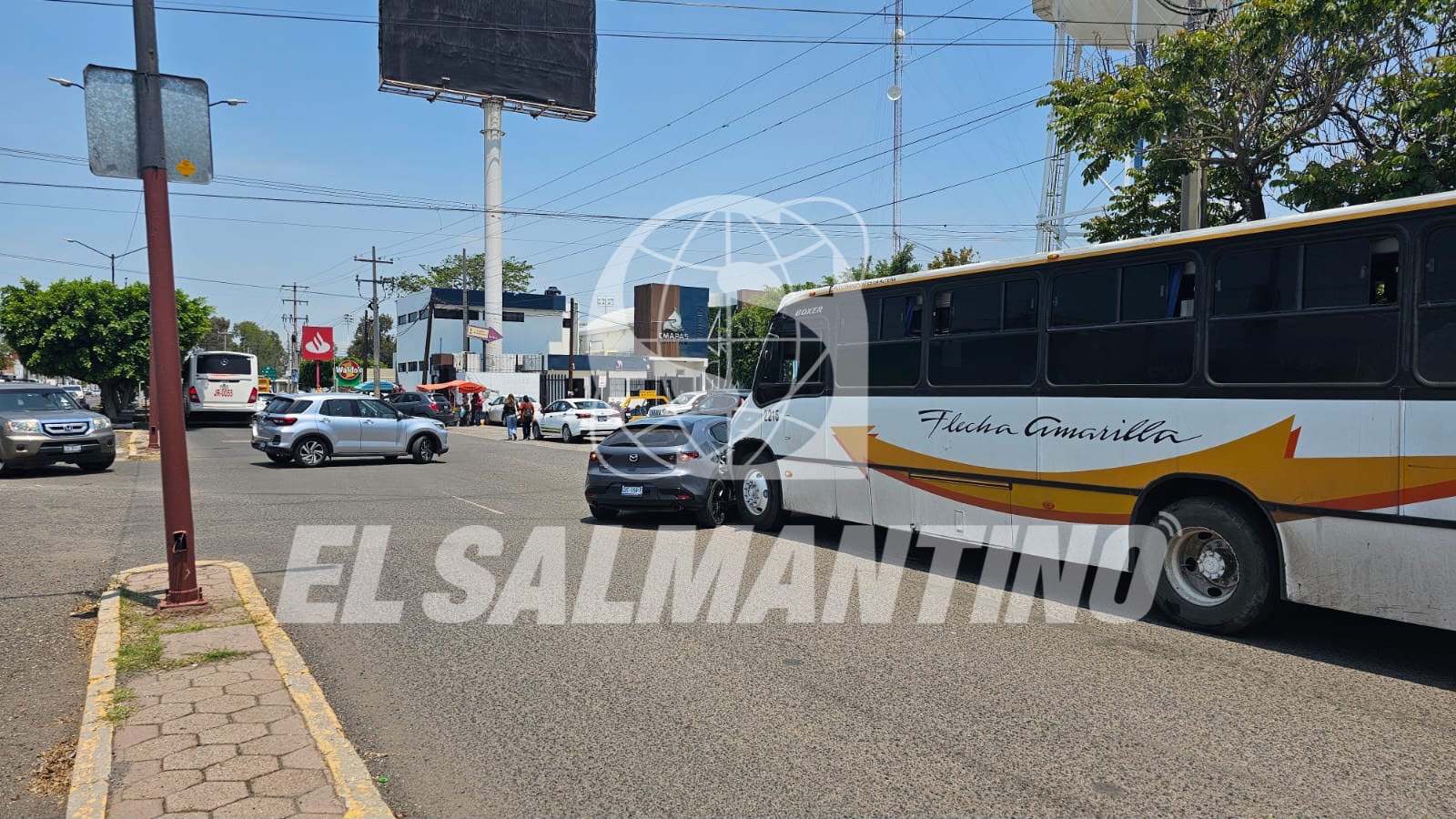 Transporte público y un mazda chocan dejando daños materiales en Faja de Oro, #Salamanca