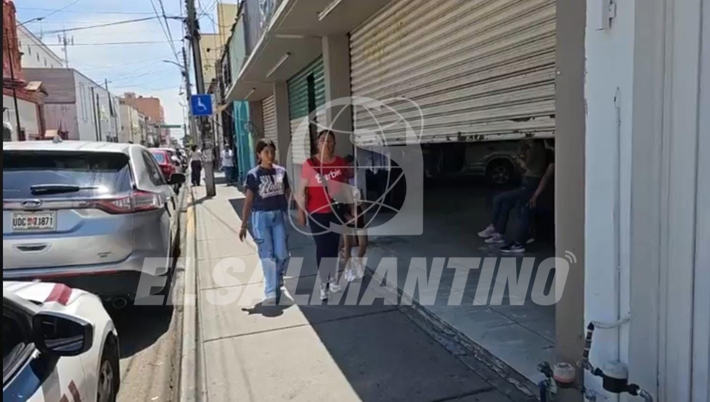 Automovilista deja daños materiales tras ingresar con su atomóvil a tienda de ropa en #Salamanca