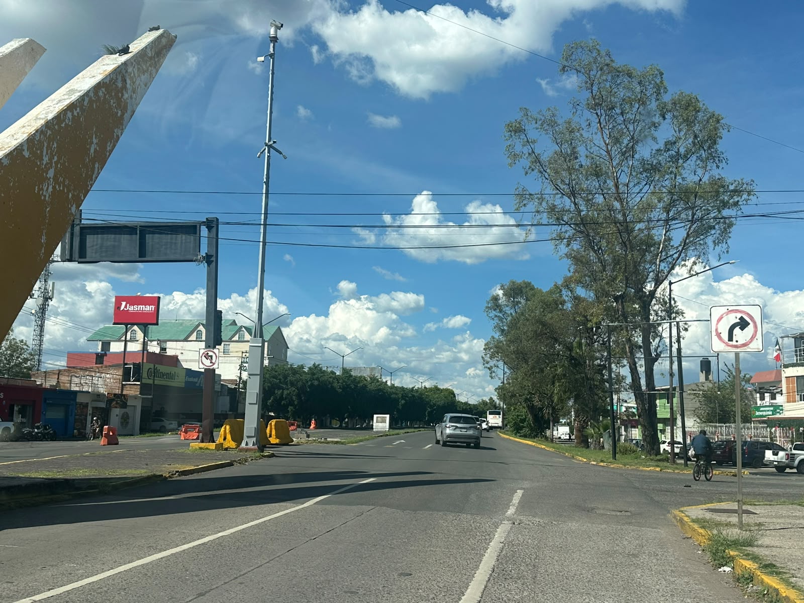 A dos meses del percance vial que dejó sin semáforo el Bulvear Clouthier en #Salamanca, aun no hay fecha de reposición