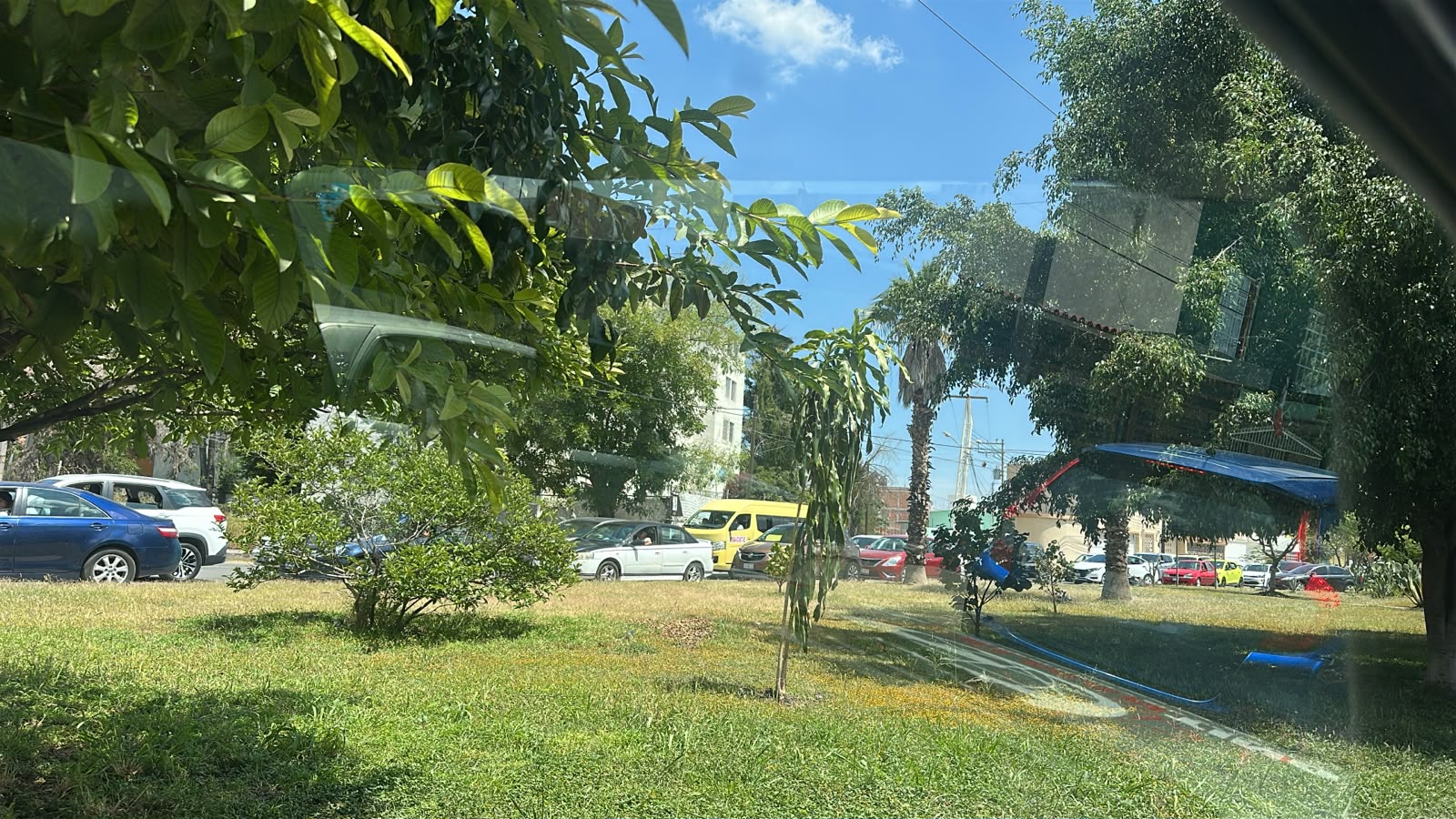 Cierre de bulevar Las Reynas y Clouthier complica la circulación y lleva tráfico a la colonia Primavera