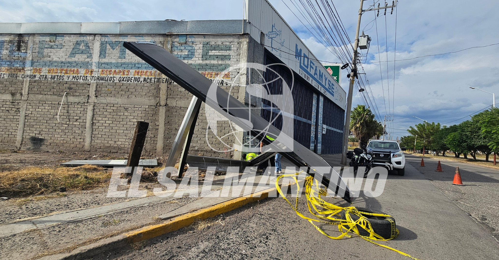 #Salamanca Choque de una unidad de transporte público contra parada de autobús deja daños materiales en la avenida Cazadora