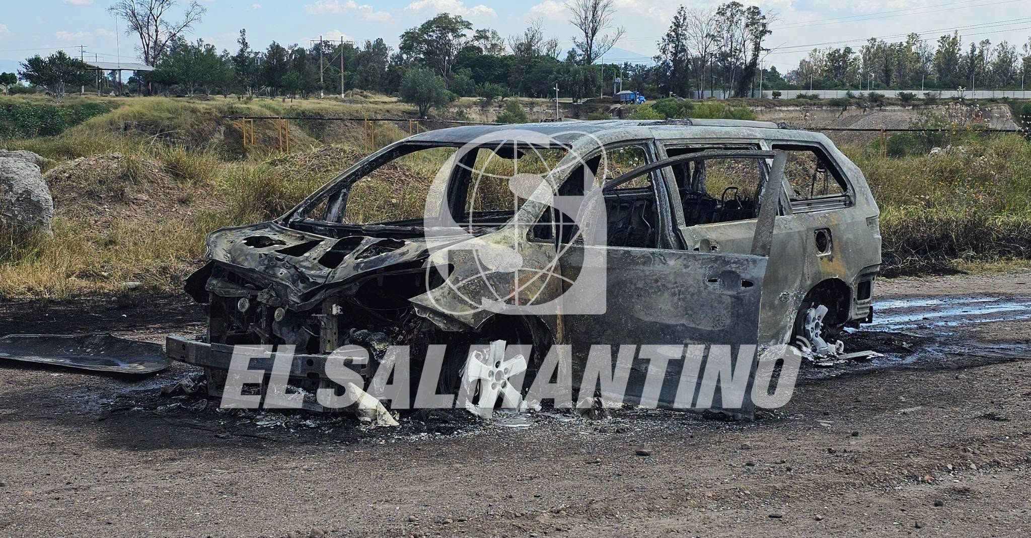 Se registra incendio de vehículo presuntamente provocado en camino a El Divisador #Salamanca