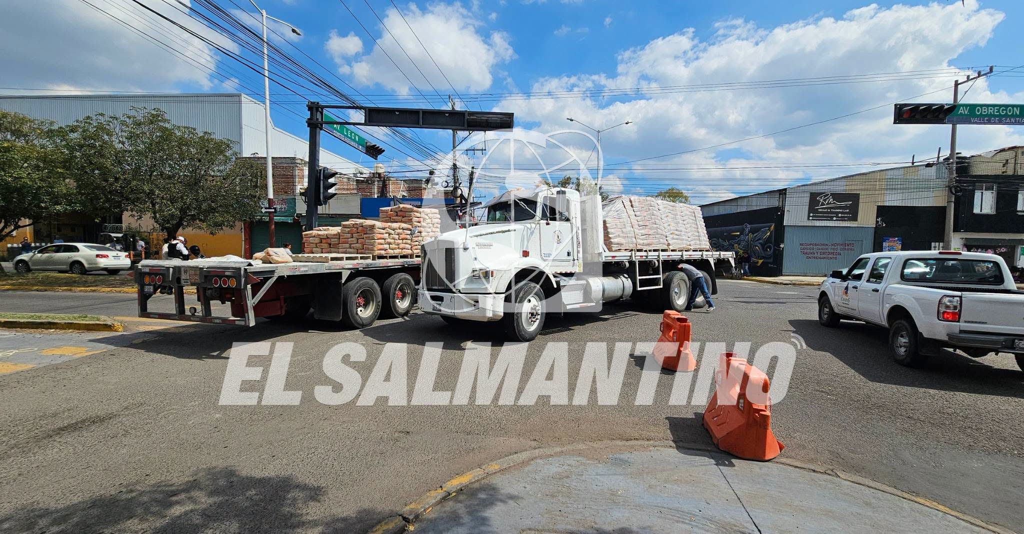 #Salamanca Colapsa plataforma de camión con cemento en el cruce de León y Obregón Sur; material quedó regado en la vialidad