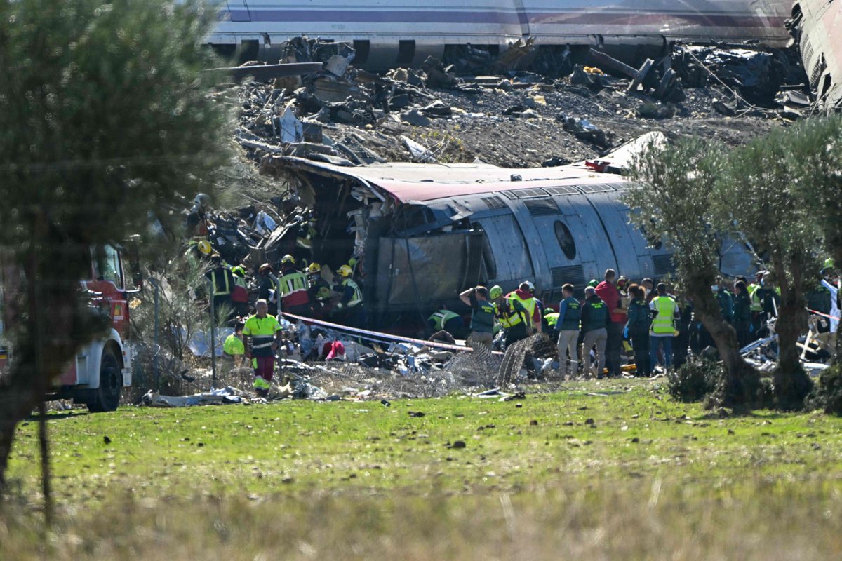 Al menos 64 fallecidos se registraron tras el choque entre dos trenes de alta velocidad en #España