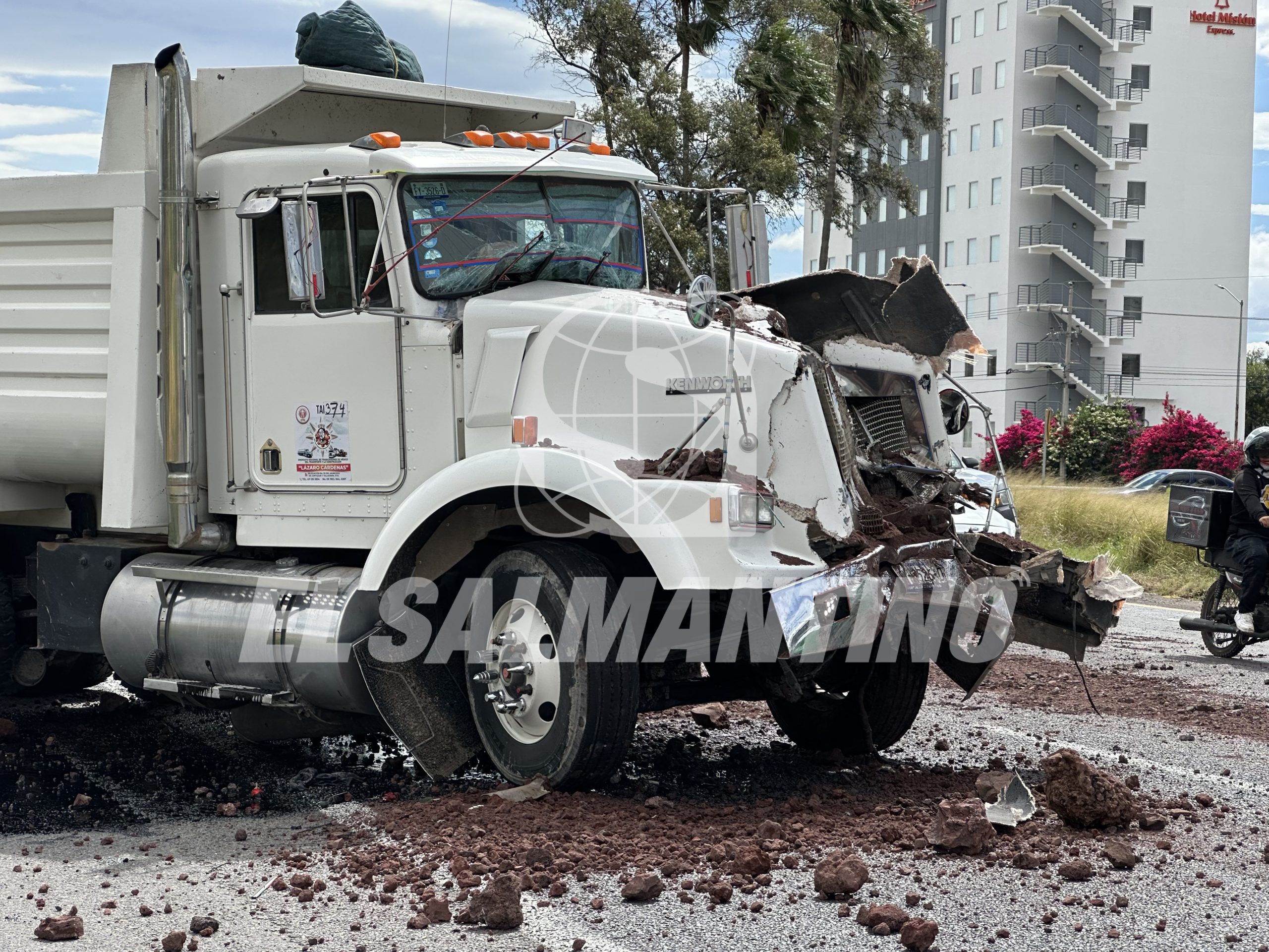 Accidente entre tolvas deja al menos 2 lesionados y cuantiosos daños materiales en la entrada a #Salamanca