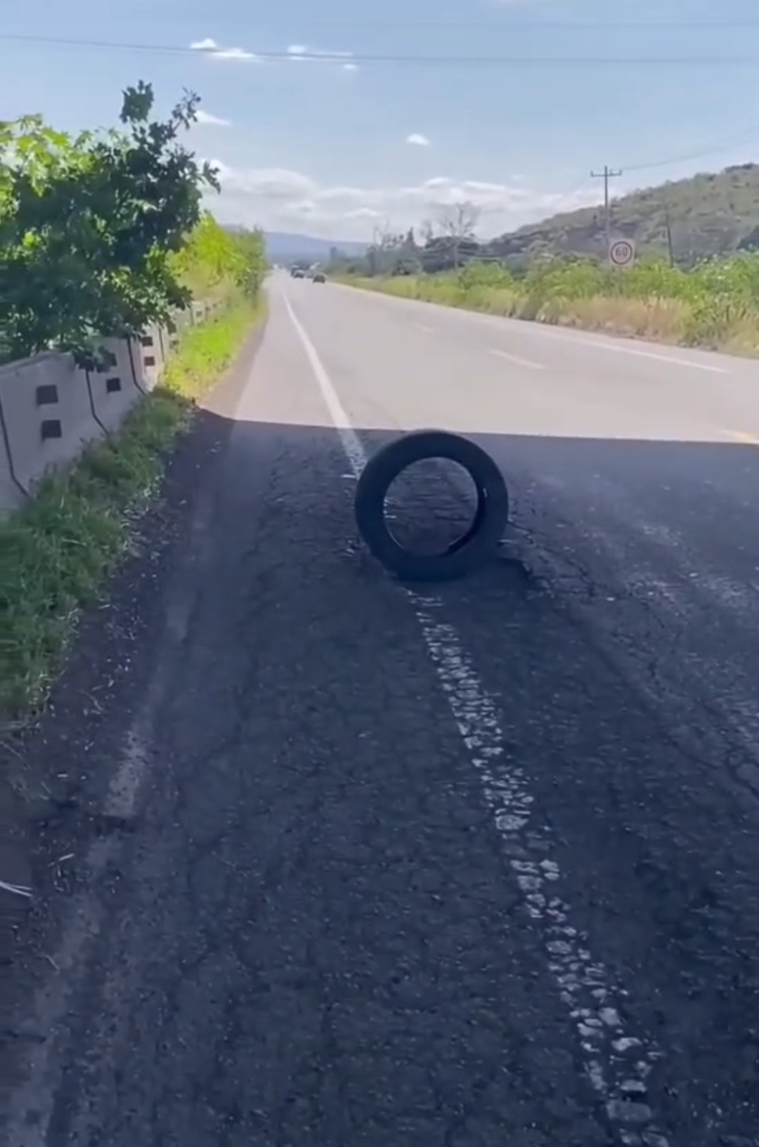 Conductores reportan profundo bache en la carretera federal #43, colocan un neumático para alertar a otros choferes