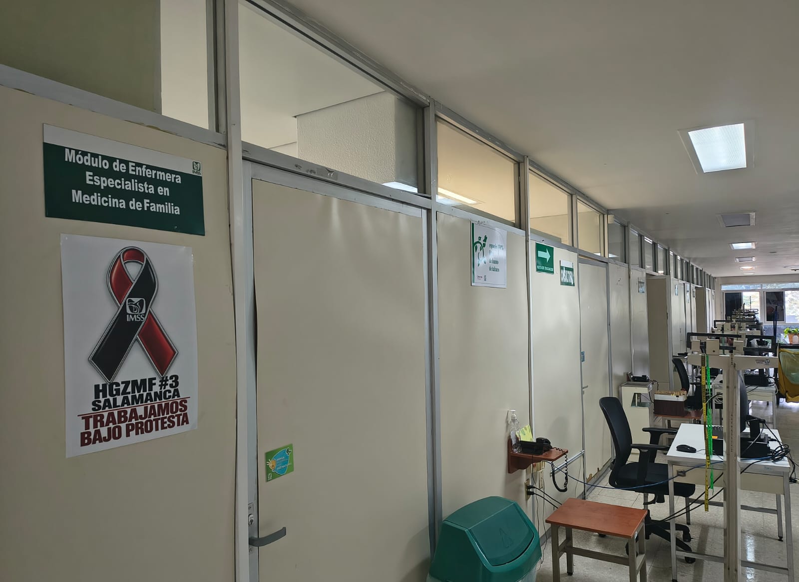 Trabajadores del IMSS #Salamanca colocan letreros dentro del hospital con la leyenda “Trabajamos bajo protesta” y convocan a plantón pacífico