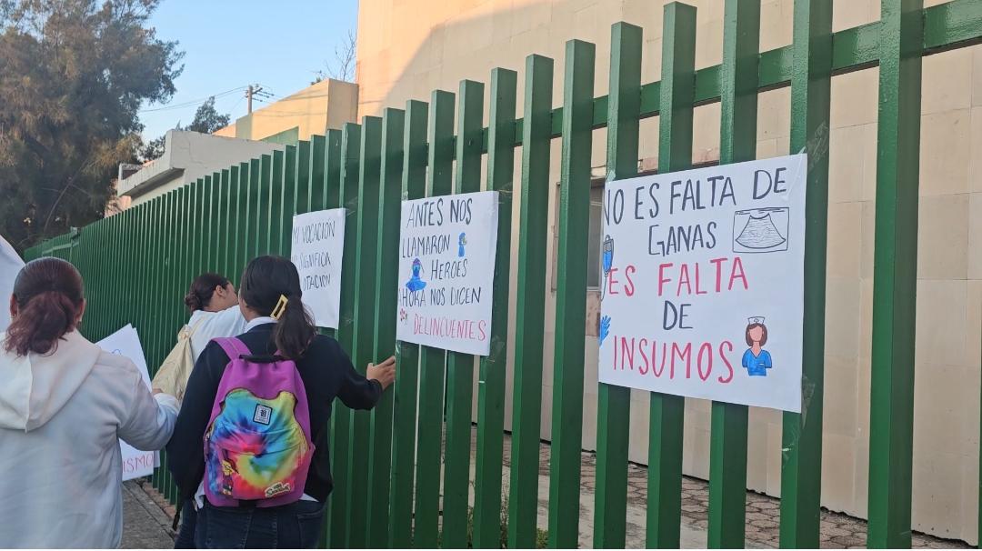 Trabajadores del IMSS #Salamanca se suman a protestas nacionales; cerraron calles y laboran bajo protesta