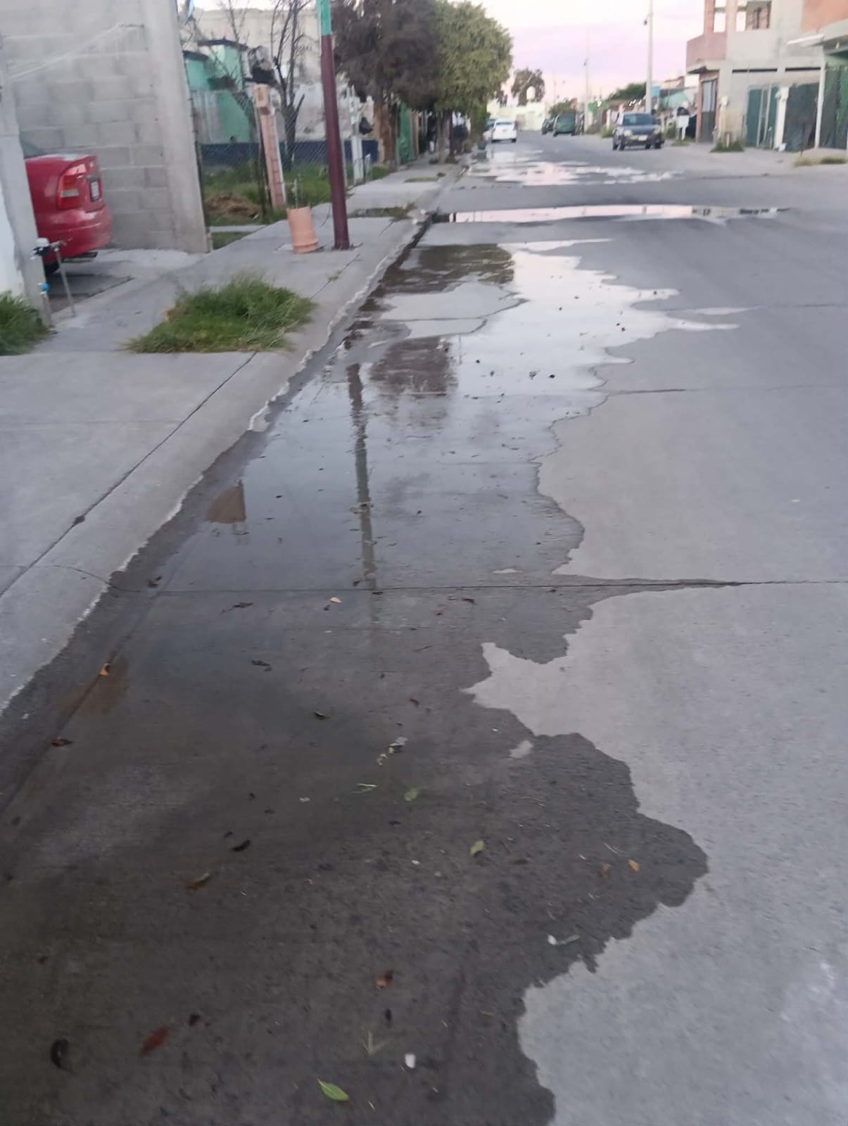 Denuncian tres fugas de agua en la calle Puerto San Julián, en Barlovento; acusan falta de atención de CMAPAS
