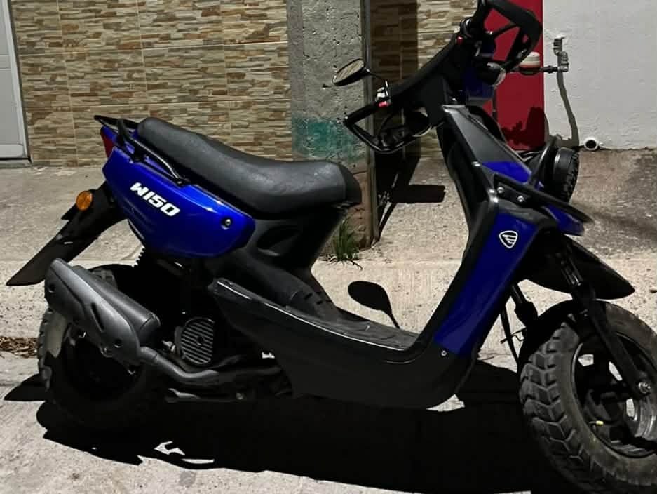 Continúa el robo de motocicletas en #Salamanca; se llevan una Italika W150 afuera de tienda comercial en la avenida Valle de Santiago